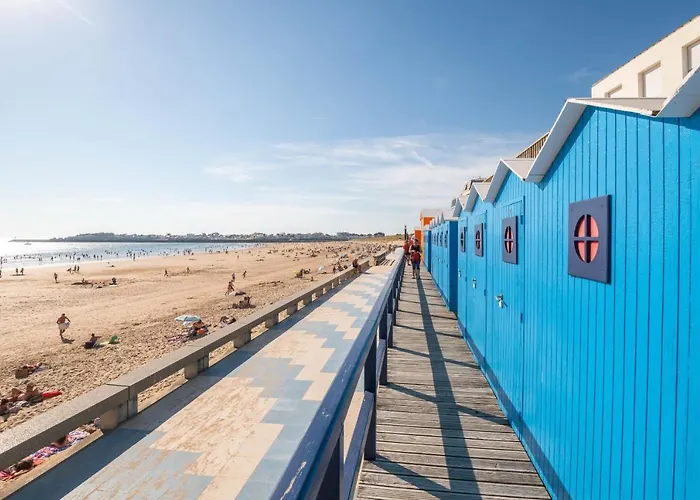 Le Ponton Bleu Vue Face Au Port